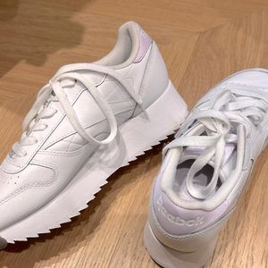 Reebok platform running show size 7, white and purple detail